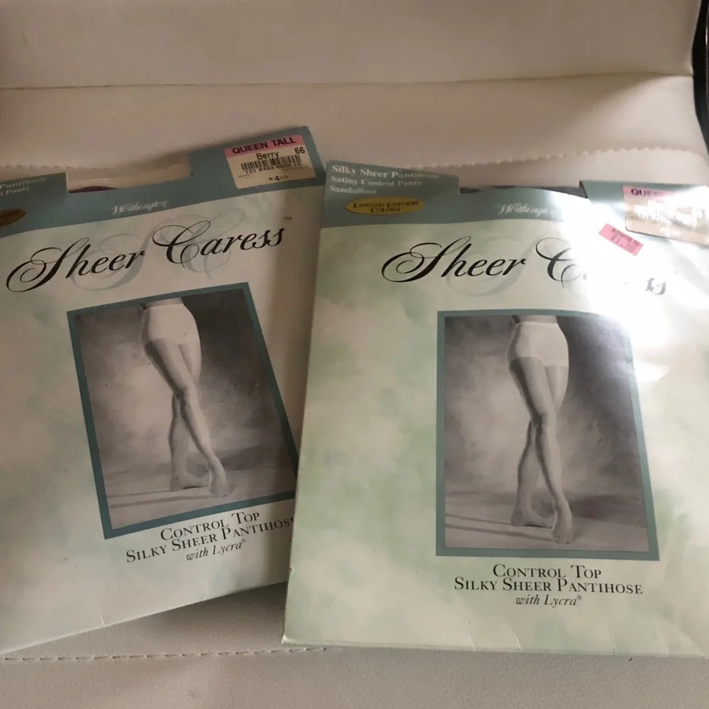 Que Sheer Caress Control Top Pantyhose in Berry